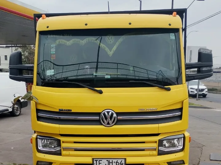 Camión Volkswagen Delivery amarillo de 5 toneladas