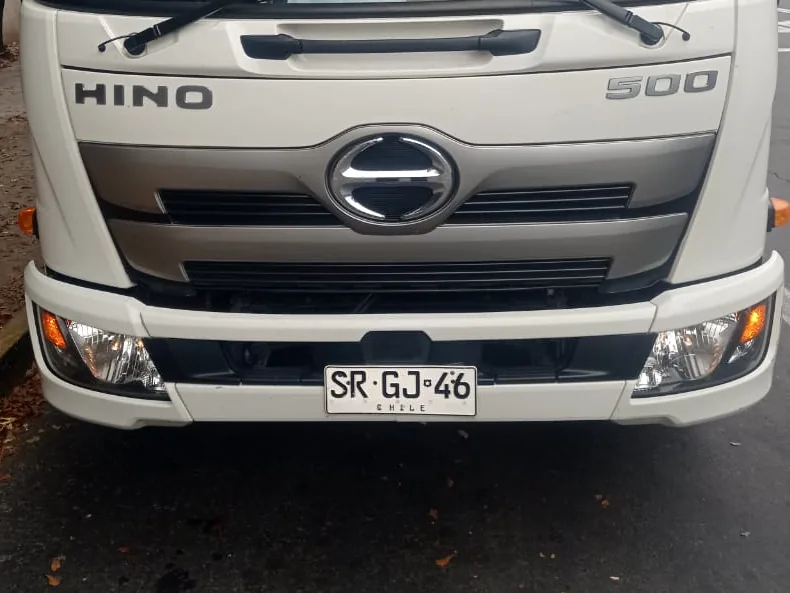 Camión Hino 500 de 5 toneladas con plataforma hidráulica