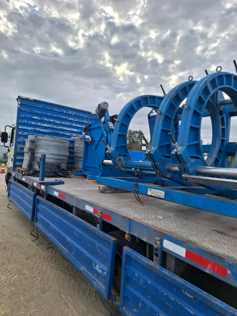 Máquina industrial azul sobre rampla plana