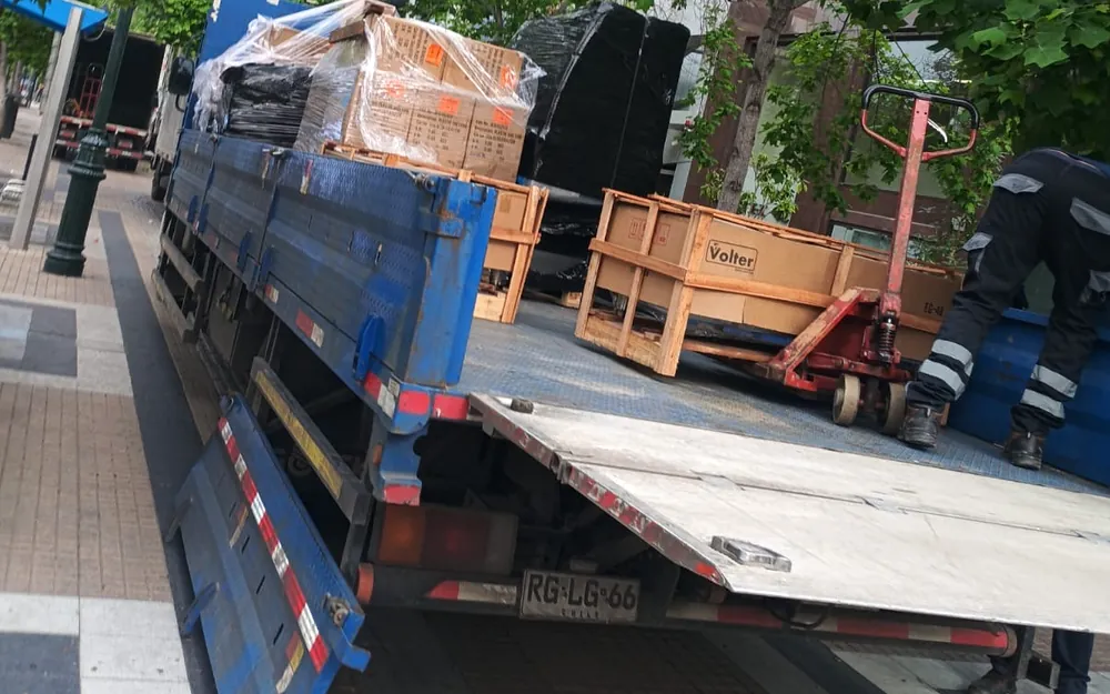 Plataforma hidráulica de un camión de Tierras Negras descargando cajas con transpaleta