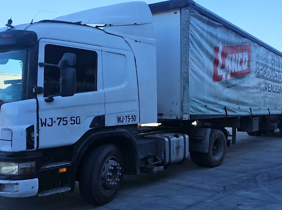 Tracto Scania con semirremolque